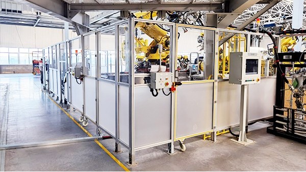 不規(guī)則廠(chǎng)區(qū)鋁型材設(shè)備防護(hù)圍欄真難找 澳宏鋁業(yè)為您量身設(shè)計(jì)定制